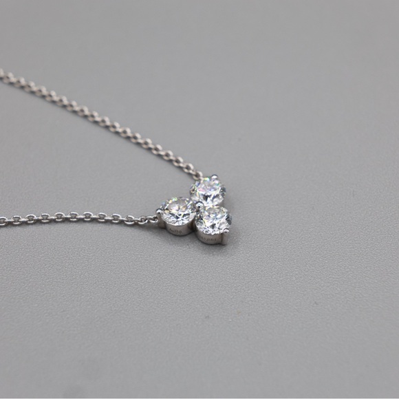1.5CTTW 3 x 0.5 CT Diamond Necklace in 18k white gold - Picture 3 of 3